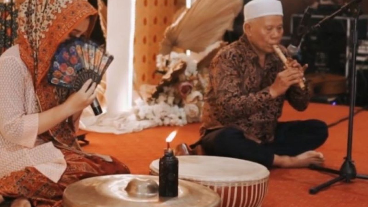 Sastra Nyambei Rejang Lebong, seni lisan tradisional yang kaya makna, telah ditetapkan sebagai Warisan Budaya Takbenda Indonesia 2025. Apa makna pengakuan ini bagi masyarakat setempat?