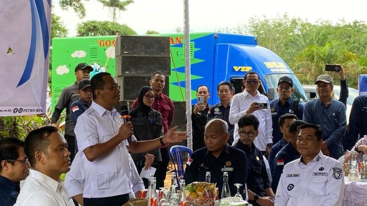 Menteri ESDM Bahlil Lahadalia memastikan harga minyak sumur rakyat dibeli dengan skema 80% dari ICP, menjamin kepastian ekonomi dan legalitas bagi penambang. Simak detailnya!