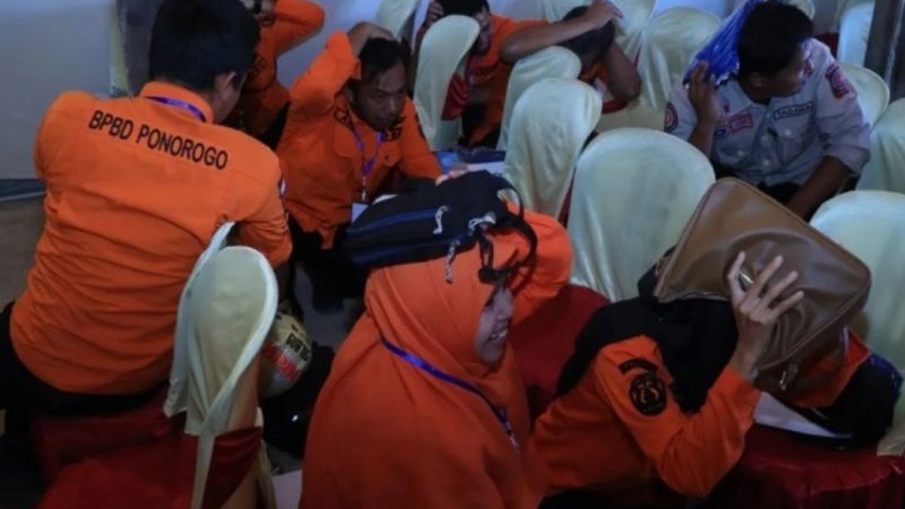BPBD Ponorogo mengapresiasi Sekolah Lapang Gempa BMKG sebagai langkah krusial untuk meningkatkan kesiapsiagaan masyarakat menghadapi potensi gempa bumi yang trennya meningkat di wilayah ini.