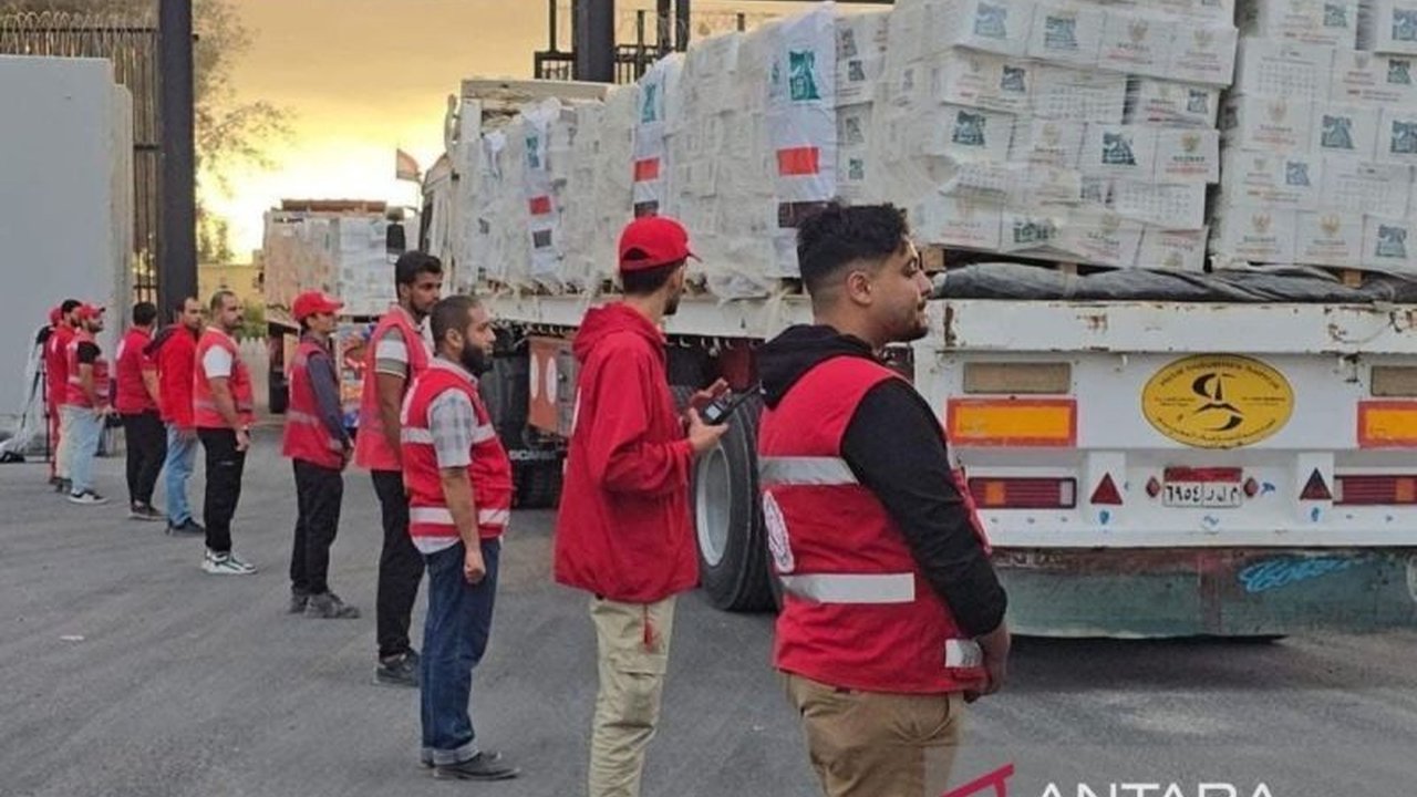 Israel menunda pembukaan kembali perlintasan Rafah di Jalur Gaza, menimbulkan pertanyaan besar mengenai implementasi kesepakatan gencatan senjata. Apa alasan di balik penundaan pembukaan Rafah ini?