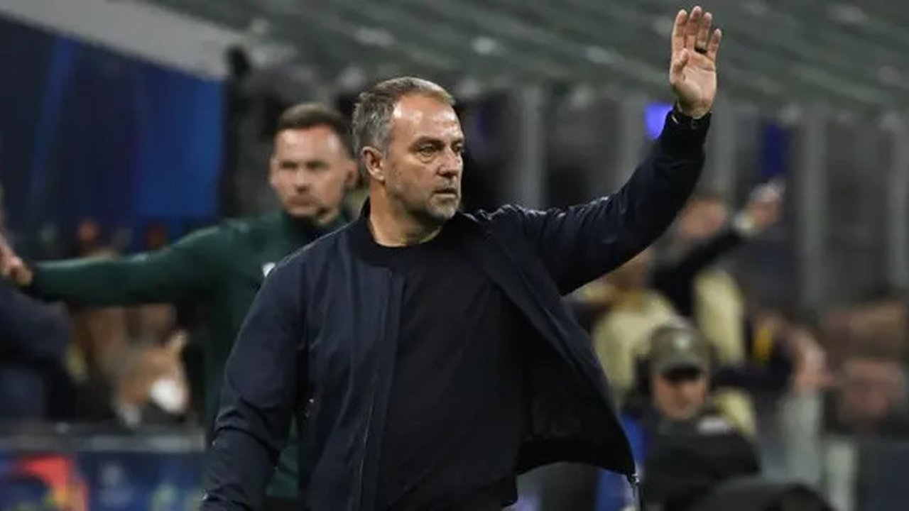 Pelatih Barcelona asal Jerman, Hans-Dieter Flick, meneriakkan instruksi kepada para pemainnya dari pinggir lapangan selama pertandingan leg kedua semifinal Liga Champions UEFA antara Inter