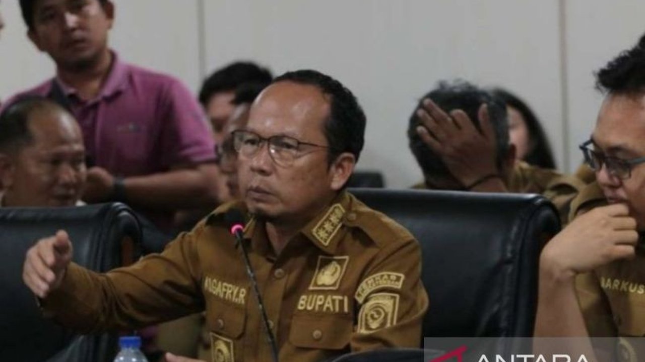 Bupati Bangka Tengah Algafry Rahman tetap optimistis terhadap pertumbuhan ekonomi Bangka Tengah dan pembangunan daerah, meskipun menghadapi defisit Rp61 miliar. Bagaimana strateginya?