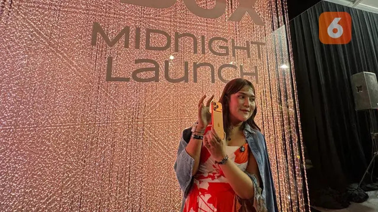 Antusias! Pembeli Pertama iPhone 17 Pro Max Rela Antre dari Jam 3 Pagi Demi Mystery Box Rp 8 Juta. (Liputan6.com/ Yuslianson)