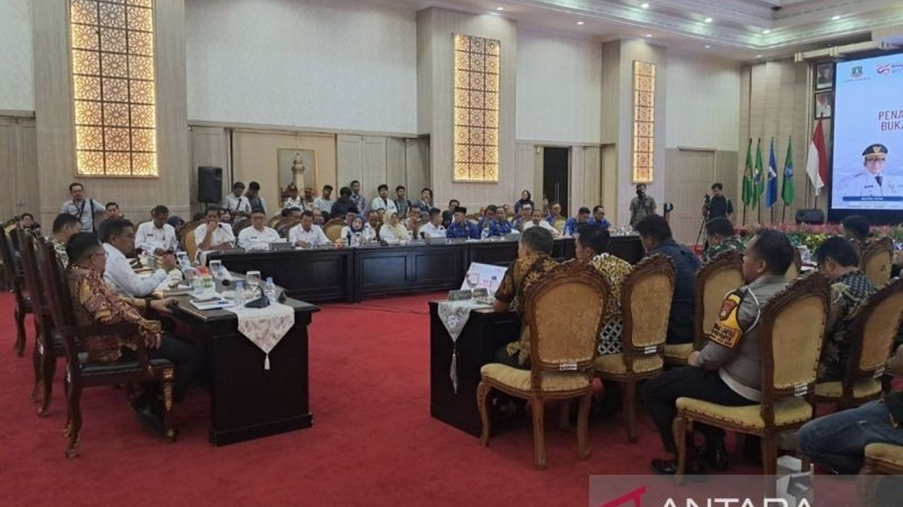 Pemerintah Provinsi Banten mengambil langkah tegas dengan menyiapkan regulasi jam operasional truk tambang guna mengatasi kemacetan parah dan dampak lingkungan. Bagaimana detail aturannya?