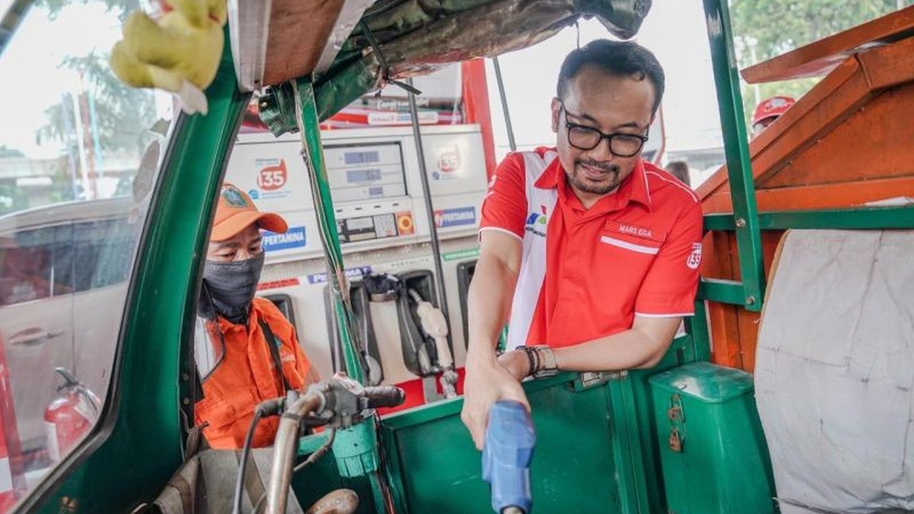 Pertamina Patra Niaga serius tingkatkan mutu layanan SPBU. Direksi turun langsung jadi operator lewat program Pantau SPBU, memastikan kualitas BBM dan kenyamanan pelanggan.