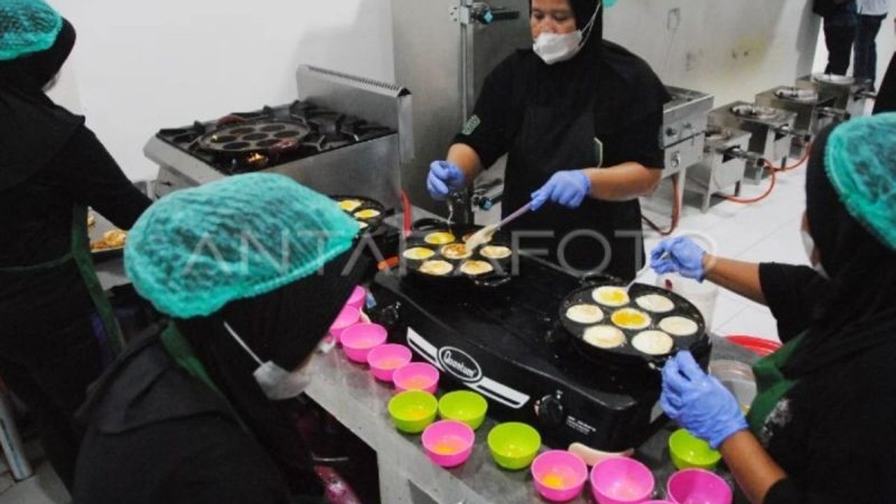 Kementerian Kesehatan melaporkan baru 326 Satuan Pelayanan Pemenuhan Gizi (SPPG) yang mengantongi Sertifikat Laik Higiene Sanitasi dari target 10.700. Apa dampaknya bagi program Makan Bergizi Gratis?