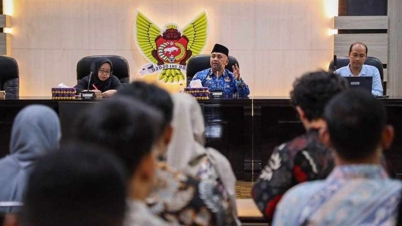 Pemerintah Kota Kediri tengah mengevaluasi perbedaan data penerima Program Makan Bergizi Gratis (MBG) yang mencapai 510 sasaran, memicu pertanyaan tentang akurasi dan efektivitas program. Bagaimana Pemkot Kediri mengatasi selisih data ini?