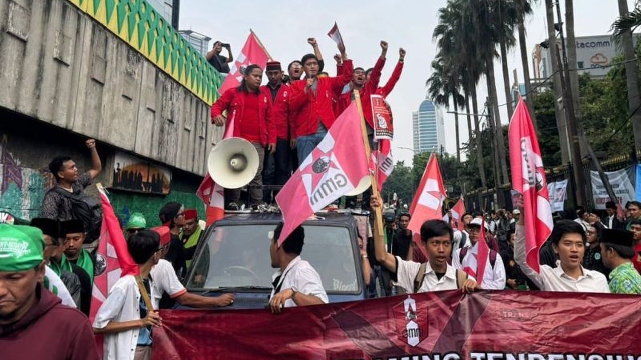 GMNI menyerukan penghormatan terhadap tradisi pesantren sebagai identitas bangsa, menyusul polemik tayangan Trans7 yang dinilai tendensius. Apa langkah konkret GMNI dan DPR RI?