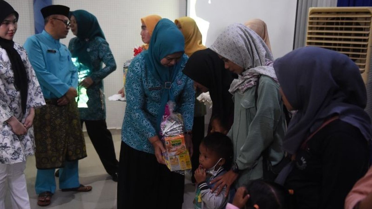 TP-PKK dan Dinkes Kepri menyalurkan 302 paket nutrisi untuk balita berisiko stunting di Bintan, menegaskan komitmen kuat dalam program pencegahan stunting. Simak detailnya!