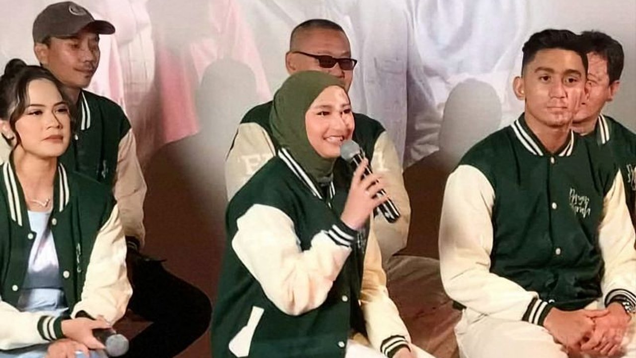 Nadzira Shafa, penyanyi sekaligus pemeran, membagikan kisah haru di balik lagu 'Arah Bersamamu' yang menjadi OST film 'Pengin Hijrah', sebuah karya personal bersama mendiang suaminya.