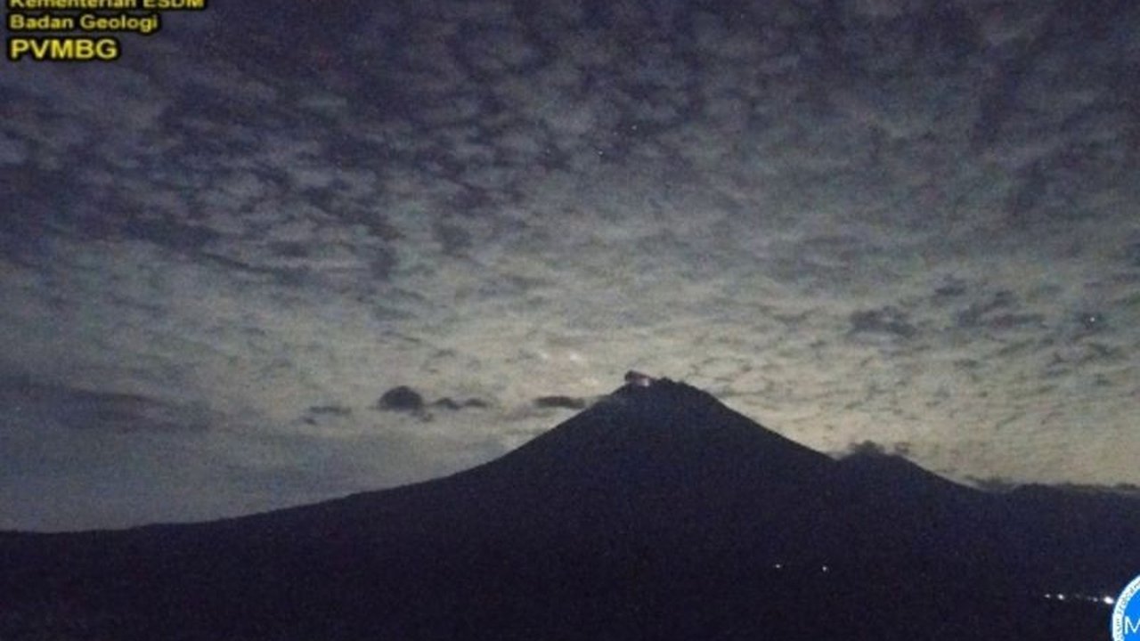Erupsi Gunung Semeru kembali terjadi pada Jumat malam, dengan letusan setinggi 300 meter. Simak detail aktivitas gunung berapi tertinggi di Pulau Jawa ini dan rekomendasi PVMBG.
