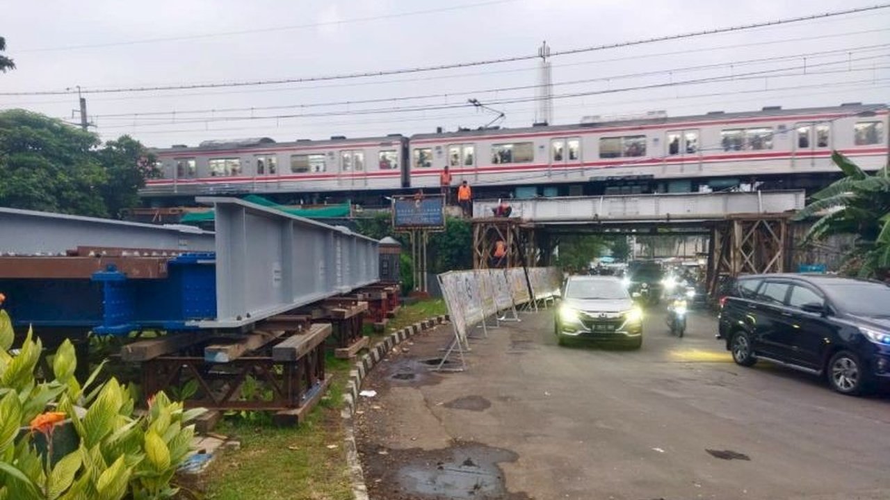 PT KAI Daop 1 Jakarta melakukan penutupan Jalan Bintaro 3 sementara pada Sabtu malam untuk penggantian jembatan. Cari tahu alasan dan dampaknya di sini!