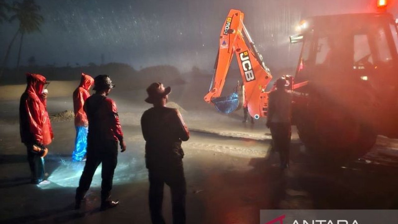 BPBD Aceh Barat bergerak cepat mengerahkan alat berat ke muara Sungai Ujung Kalak. Upaya krusial ini dilakukan untuk menanggulangi Banjir Aceh Barat yang melumpuhkan Meulaboh, akankah berhasil mempercepat surutnya air?