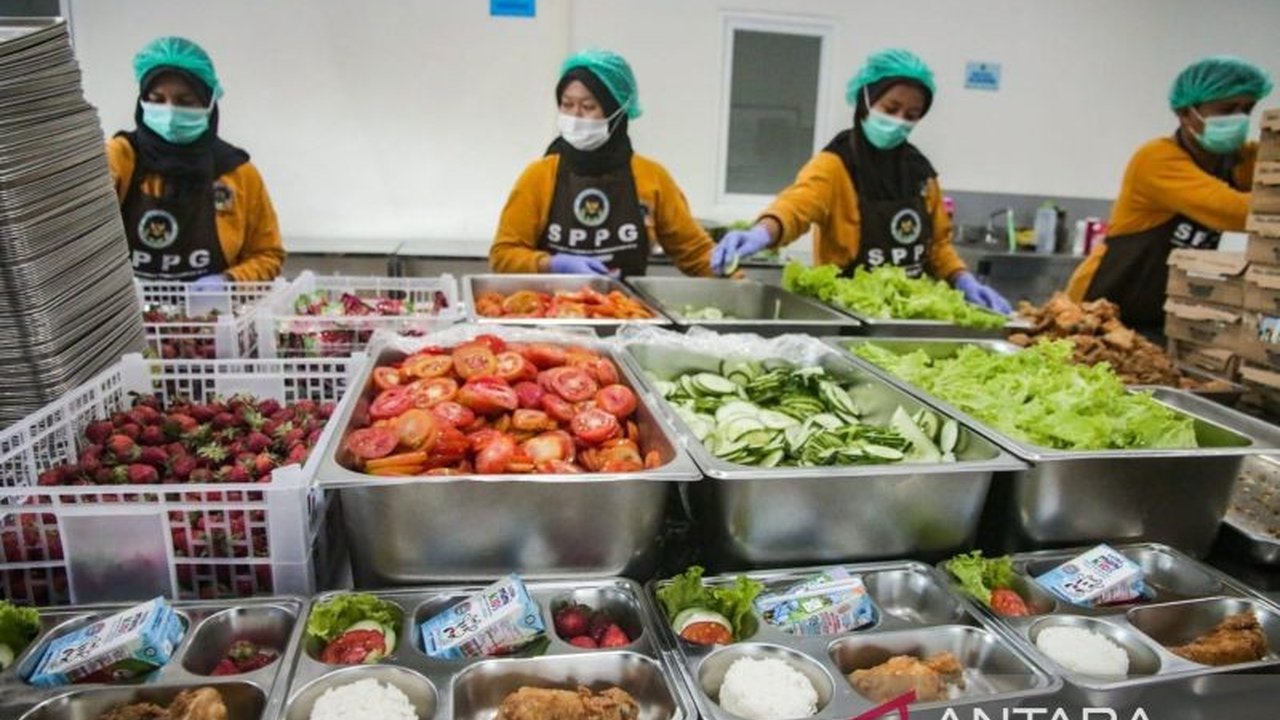 SPPG Margomulyo di Sleman sukses jalankan Program Makan Bergizi Gratis dengan pasokan dari petani lokal. Setiap hari, ribuan porsi disiapkan untuk gizi optimal.