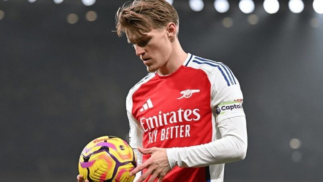 Manajer Arsenal, Mikel Arteta, mengonfirmasi Cedera Martin Odegaard yang membuatnya harus menepi beberapa pekan. Ini menjadi pukulan telak bagi The Gunners. Simak detailnya!