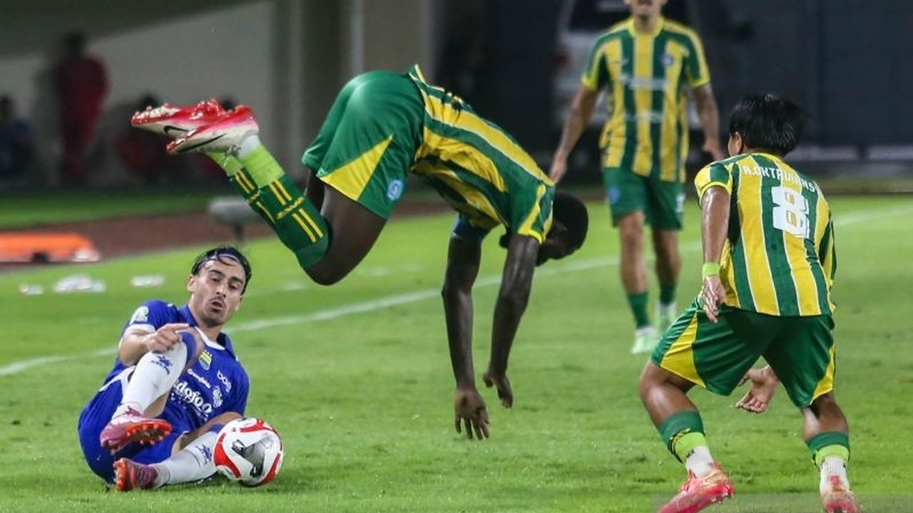 Kemenangan Persib Bandung atas PSBS Biak dengan skor 3-0 menjadi suntikan moral berharga bagi Pangeran Biru sebelum berlaga di AFC Champions League II. Bagaimana strategi selanjutnya?