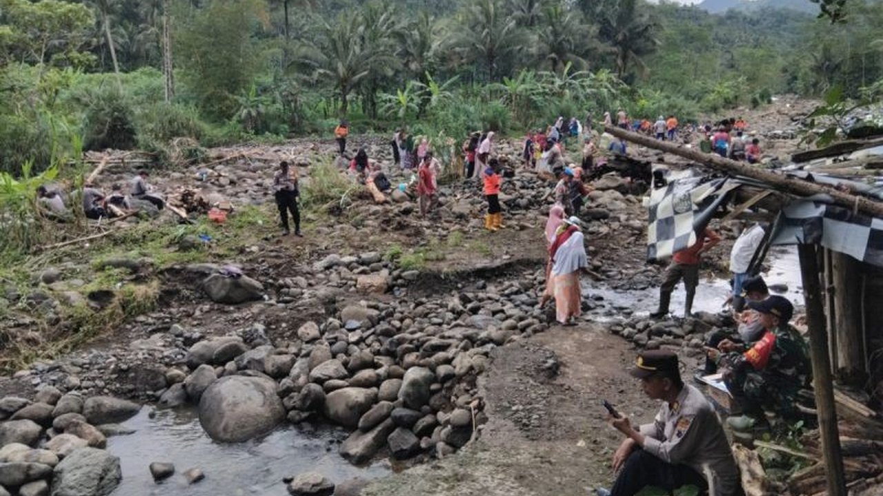 BPBD Purbalingga bersama ratusan personel bergerak cepat menangani longsor Panusupan yang menyebabkan jalan ambles 2,5 meter dan mengganggu mobilitas ribuan warga. Simak upaya selengkapnya!