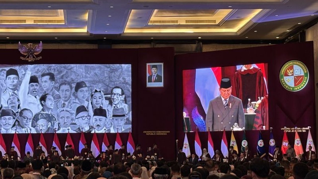 Presiden Prabowo Subianto turut merayakan wisuda 521 sarjana Universitas Kebangsaan Republik Indonesia (UKRI) di Bandung, sebuah momen yang juga menyoroti peningkatan akreditasi kampus menjadi 'Baik Sekali'.