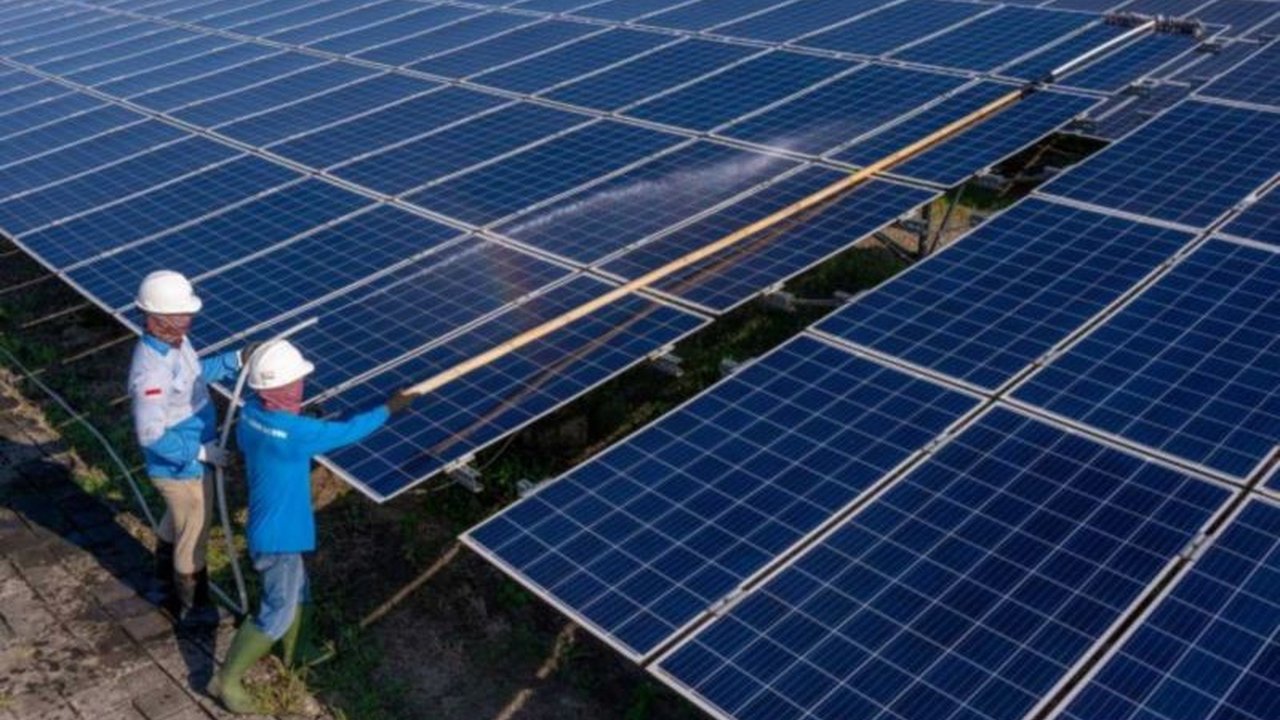 PLTS Sengkol di Lombok Tengah menjadi andalan PLN NTB dalam memperkuat sistem kelistrikan. Pembangkit surya terbesar ini tak hanya ramah lingkungan, tapi juga punya dampak sosial yang signifikan.