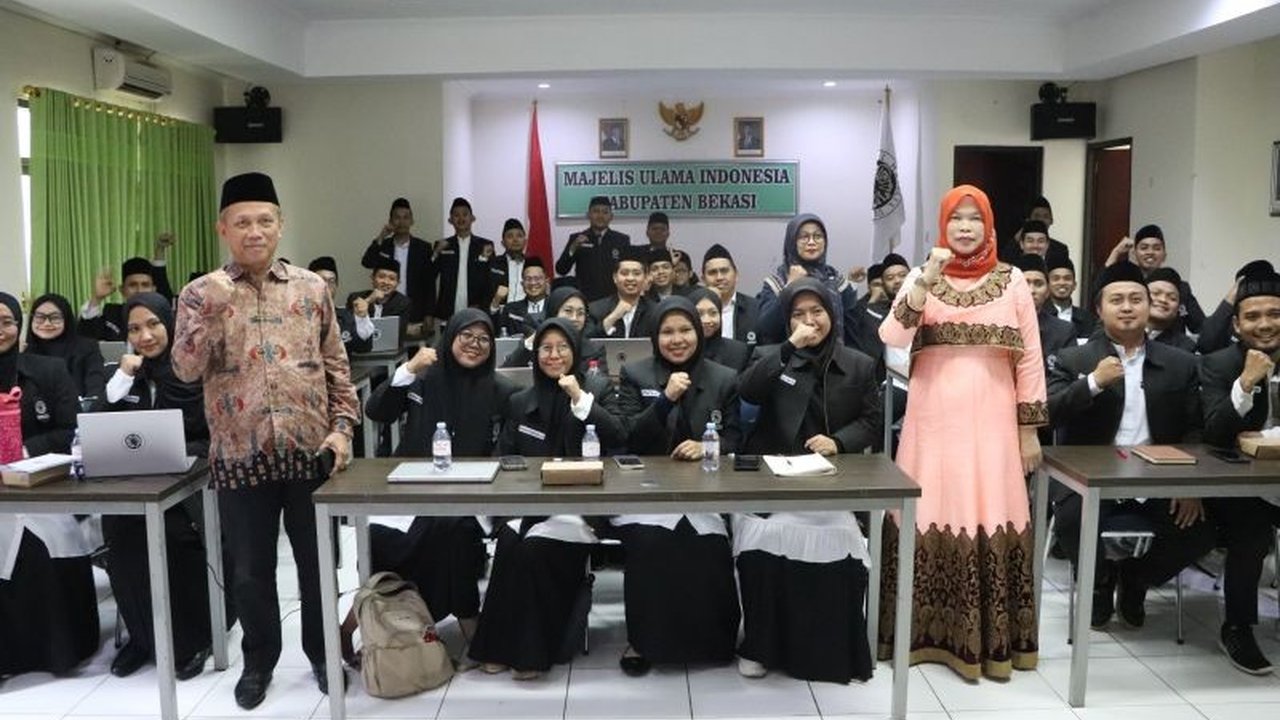 Pemerintah Kabupaten Bekasi dan MUI melatih 40 mahasantri menjadi ulama berbasis digital, mempersiapkan agen perubahan yang adaptif di era disrupsi. Bagaimana peran mereka?