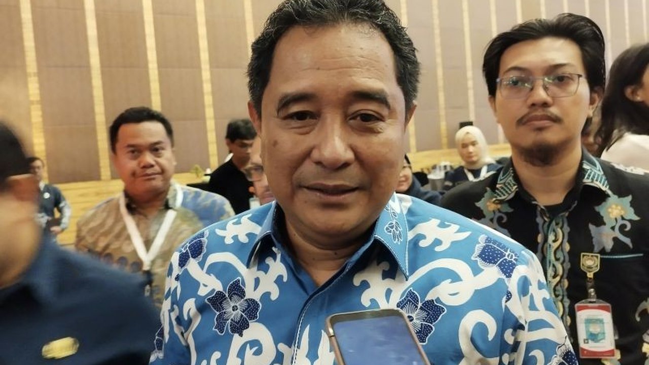 Direktur Jenderal Politik dan Pemerintahan Umum Kemendagri menyoroti tingginya partisipasi pilkada yang berbanding terbalik dengan rendahnya keterlibatan masyarakat pasca-pemilu, memicu pertanyaan tentang kualitas demokrasi dan dugaan politik uang.