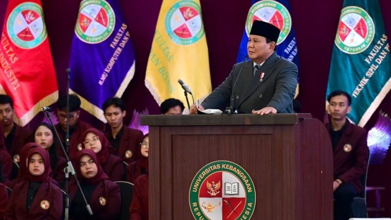 Presiden Prabowo Subianto ajak wisudawan UKRI belajar dari pengalamannya menghadapi kegagalan, termasuk empat kali kalah Pilpres, demi meraih kesuksesan. Simak pesannya!