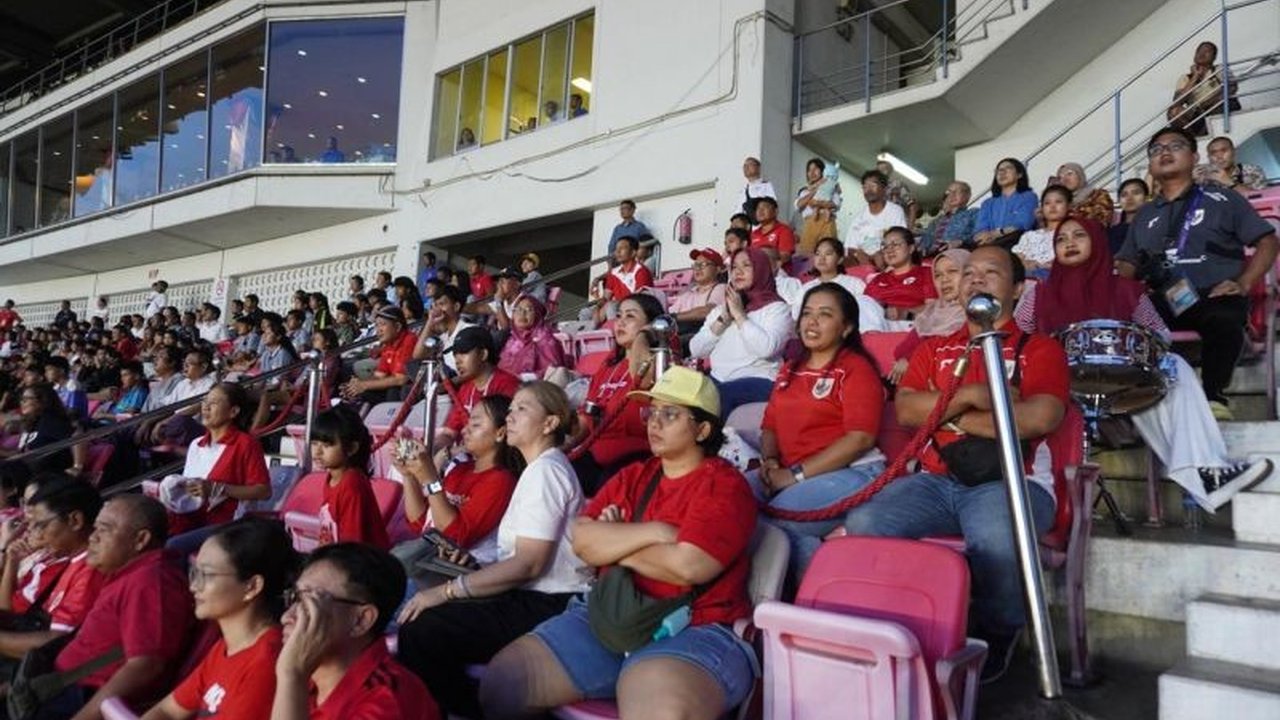 Dukungan Diaspora Timnas U-17 Putri Indonesia di Yangon tak surut meski kalah 0-1 dari Myanmar. Semangat Merah Putih tetap membara di tribun, menjadi dorongan moral bagi Garuda Pertiwi Muda.