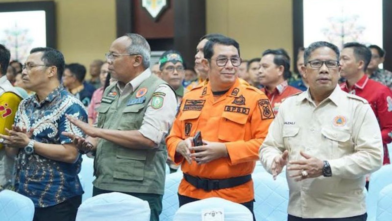 Pemerintah Kabupaten Kapuas berkomitmen penuh memperkuat Pengendalian Karhutla Kapuas secara terpadu di Kalteng, melibatkan berbagai sektor untuk mencegah kabut asap dan menjaga lingkungan.