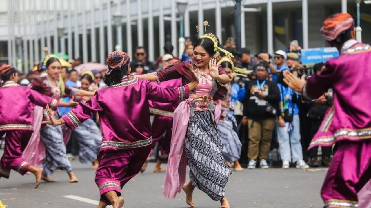 Karnaval Asia Afrika 2025 di Bandung berhasil memukau ribuan warga dan delegasi internasional, menawarkan edukasi sejarah serta hiburan yang meriah. Simak keseruan lengkapnya!