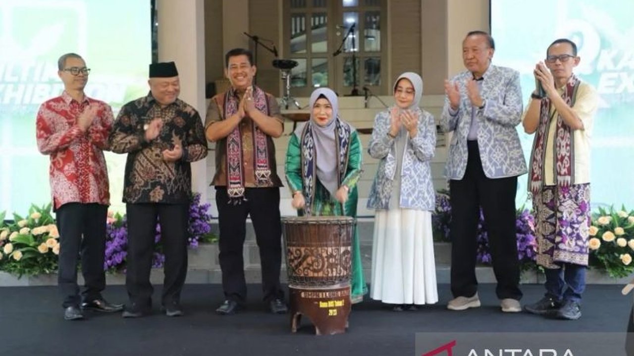 Pemerintah Provinsi Kalimantan Timur (Pemprov Kaltim) sukses menggelar Kaltim Exhibition 2025 di TMII, memamerkan wastra Kaltim dan produk unggulan daerah lainnya. Ajang ini bertujuan melestarikan budaya dan mendorong ekonomi kreatif.