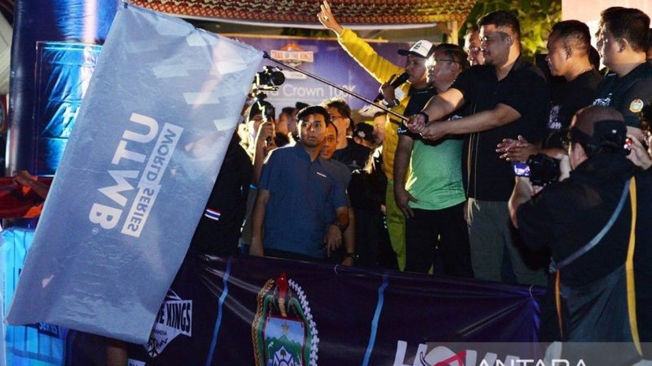 Gubernur Sumut Bobby Nasution melepas ratusan pelari dari berbagai negara di ajang Trail of The Kings Danau Toba, sebuah event lari lintas alam internasional yang pertama kali digelar di sana.
