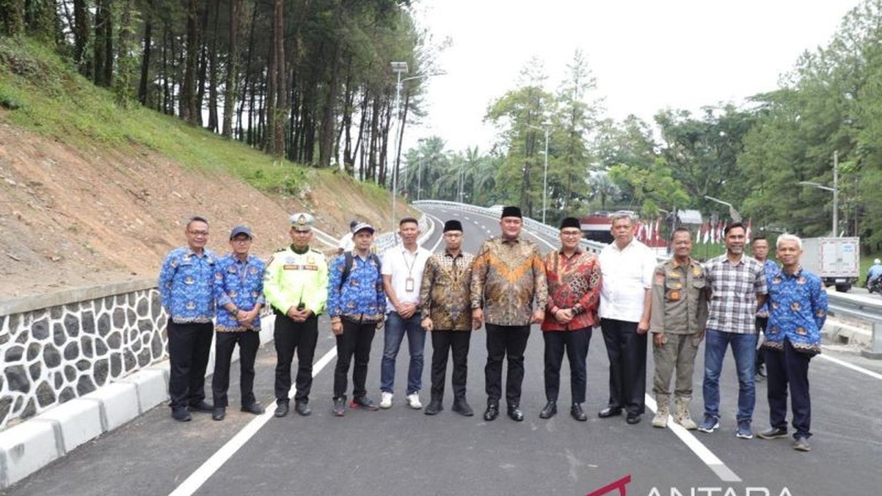 Pemkab Bogor resmi membuka Jalan Shortcut Subianto Sentul sepanjang 264 meter di Babakan Madang, diharapkan mampu memperlancar mobilitas dan ekonomi daerah.