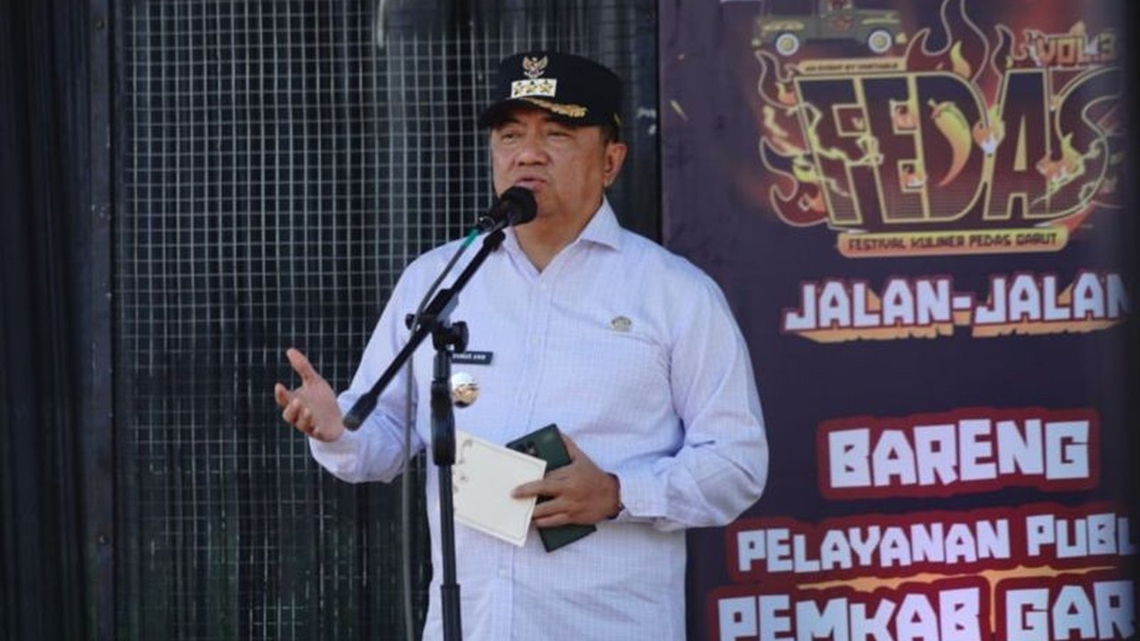 Pemkab Garut meluncurkan 'Roadshow' Pelayanan Publik ke pelosok daerah, mendekatkan layanan vital seperti KTP dan izin usaha. Inisiatif ini juga menggerakkan ekonomi kreatif lokal.