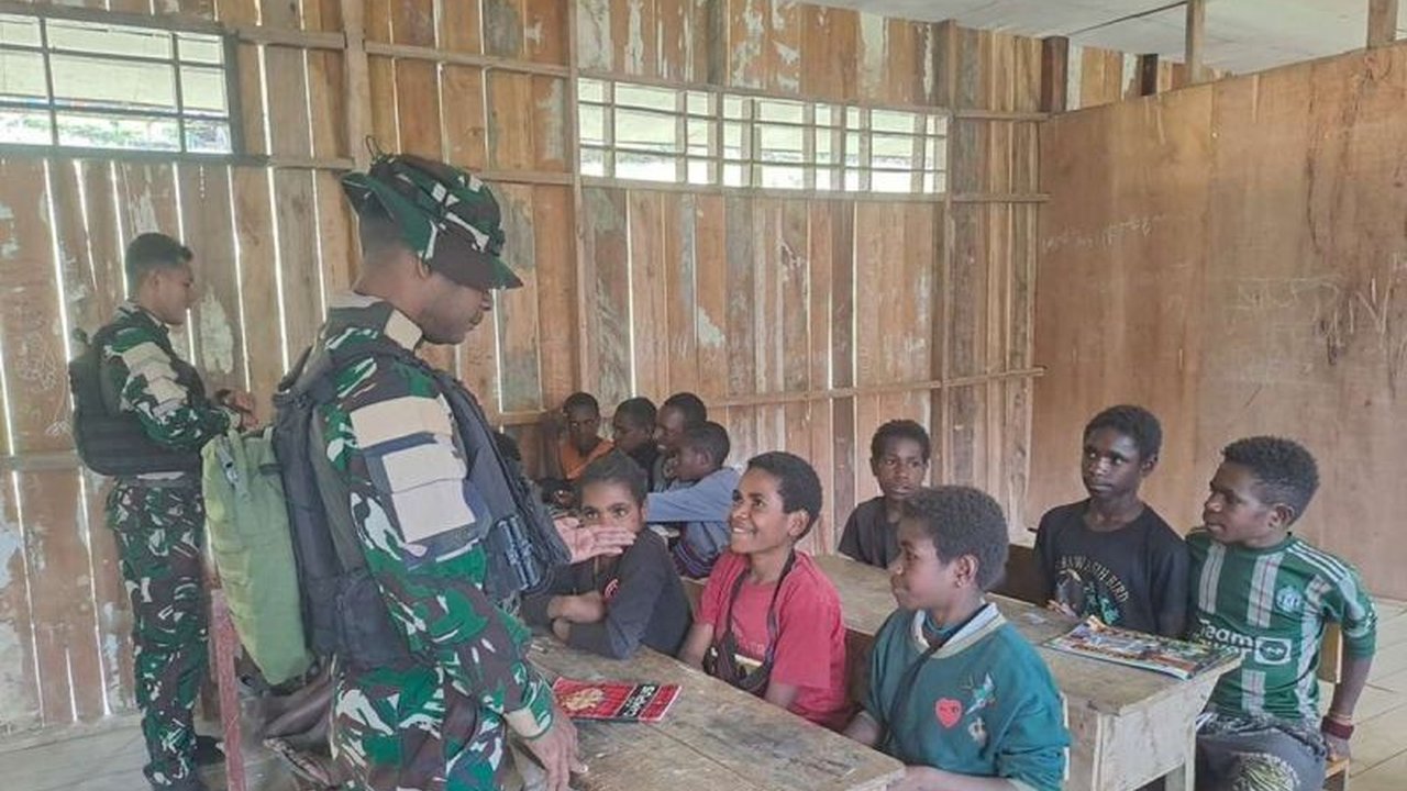 Satgas Yonif 511/DY tidak hanya bertugas mengamankan perbatasan, tetapi juga aktif memperkuat proses belajar mengajar di SD Inpres Brume, Lanny Jaya, Papua Pegunungan. Simak kontribusi mulia mereka!