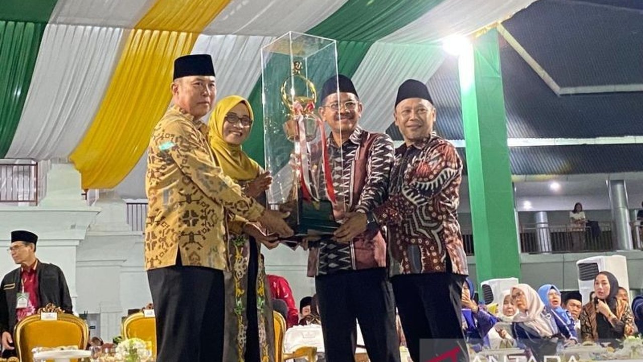 Kalimantan Timur berhasil meraih gelar Juara Umum STQH Nasional ke-28 di Kendari, Sultra, mengungguli DKI Jakarta dan Sumatera Selatan. Simak daftar lengkap 10 provinsi terbaik yang bersaing ketat!