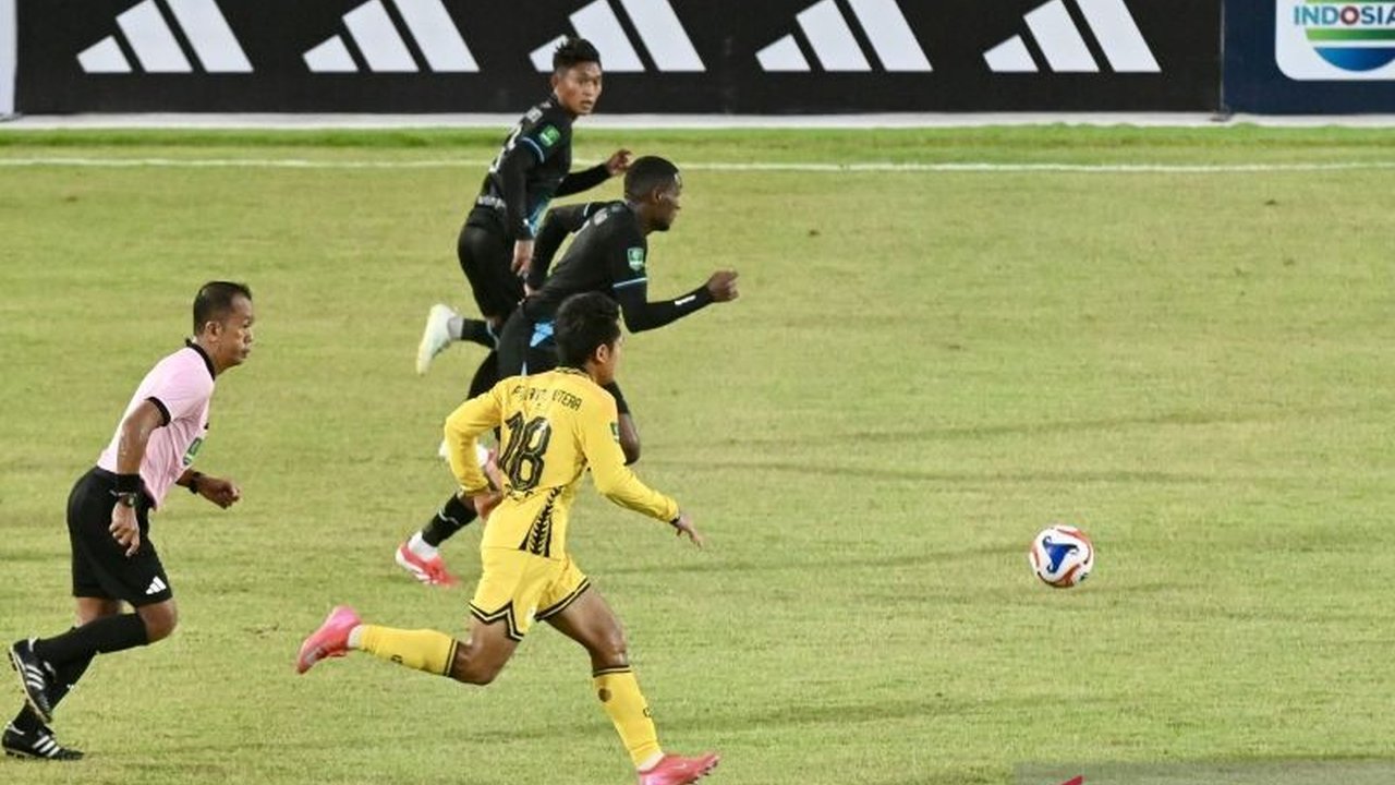 PS Barito Putera melayangkan protes keras terhadap kepemimpinan wasit Juandi Hidayatullah setelah kalah 0-1 dari Persela Lamongan. Apa saja kejanggalan yang terjadi di lapangan dan mengapa protes wasit ini menjadi sorotan?