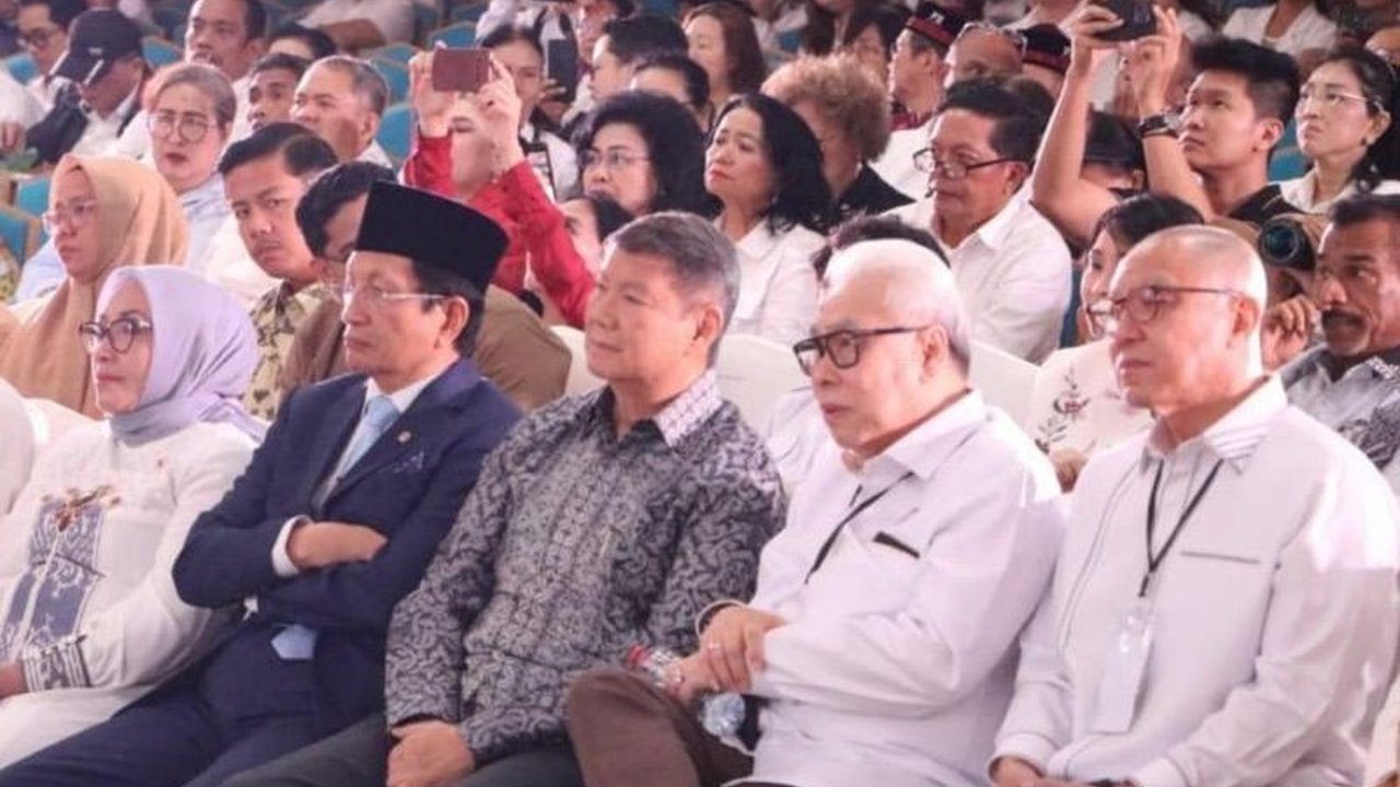 Menteri Agama Nasaruddin Umar menekankan pentingnya Kurikulum Cinta sebagai pedoman hidup kokoh untuk merangkai perbedaan menjadi kekuatan. Temukan bagaimana konsep ini dapat memperkuat kebinekaan Indonesia.
