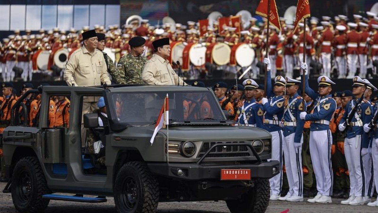Setahun kepemimpinan Presiden Prabowo, Wajah Baru TNI telah mengalami transformasi signifikan, mulai dari seragam sage green, peran dalam ketahanan pangan, hingga alutsista modern. Simak detail perubahannya!