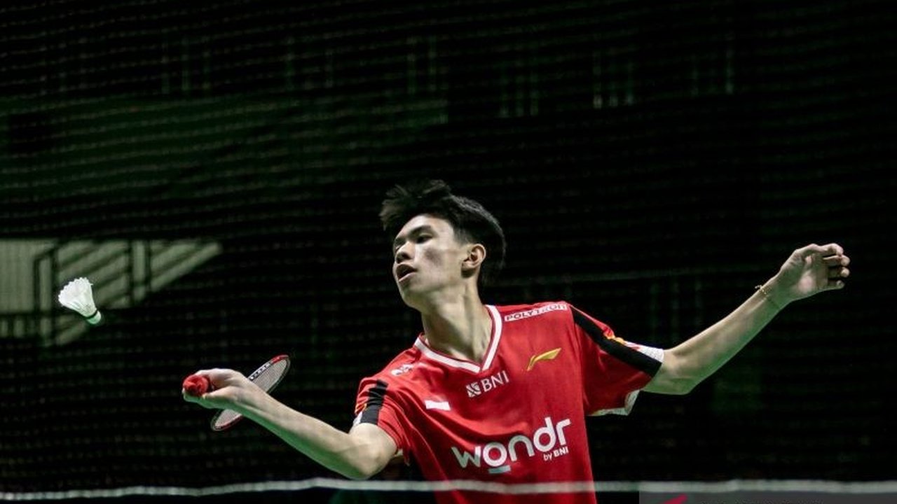 Pebulu tangkis tunggal putra Indonesia, Richie Duta Richardo, sukses meraih medali perunggu di Kejuaraan Dunia Junior BWF 2025, menandai akhir perjalanan juniornya yang gemilang.
