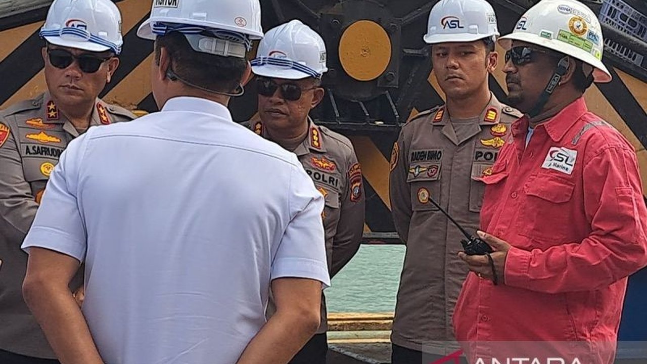 Penyidik Polda Kepri terus mengumpulkan bukti terkait kebakaran kapal Federal II yang menewaskan 11 orang. Dugaan kelalaian K3 menjadi sorotan utama. Apa penyebab pastinya?