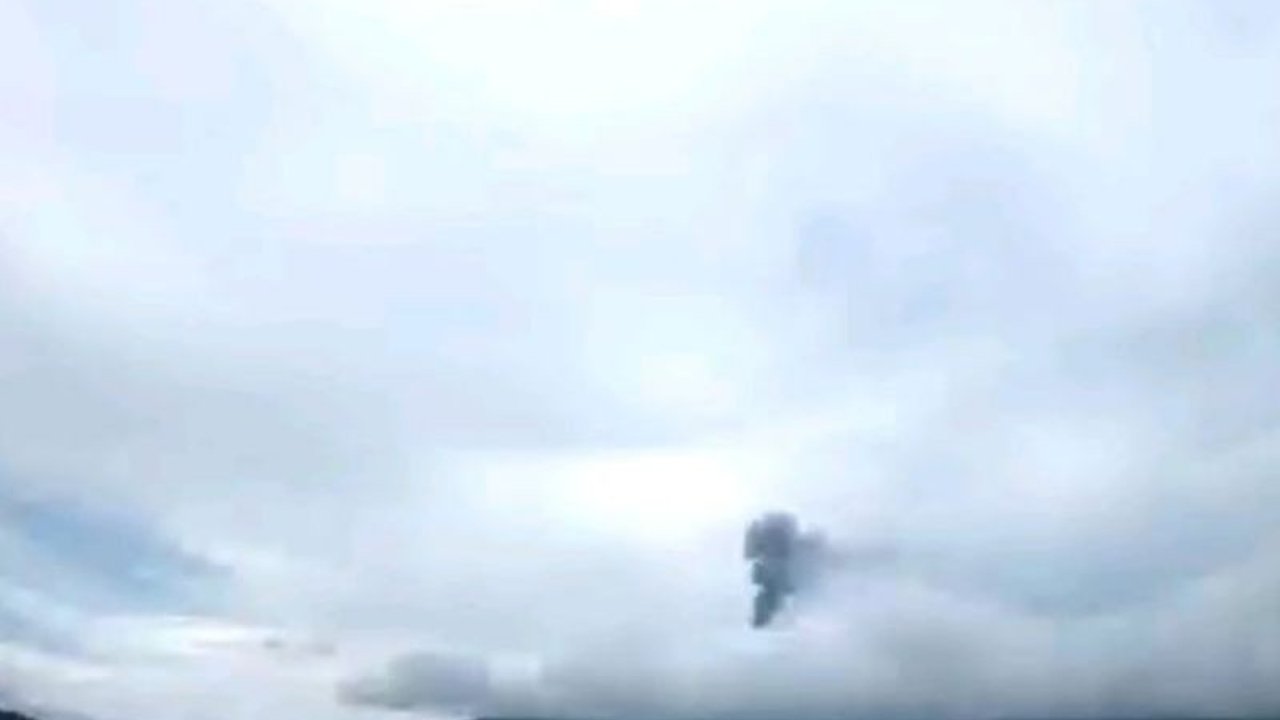 Gunung Ibu di Halmahera Barat kembali erupsi, menyemburkan abu vulkanik setinggi 600 meter. Simak detail dampak dan imbauan bagi warga sekitar Gunung Ibu Erupsi ini.