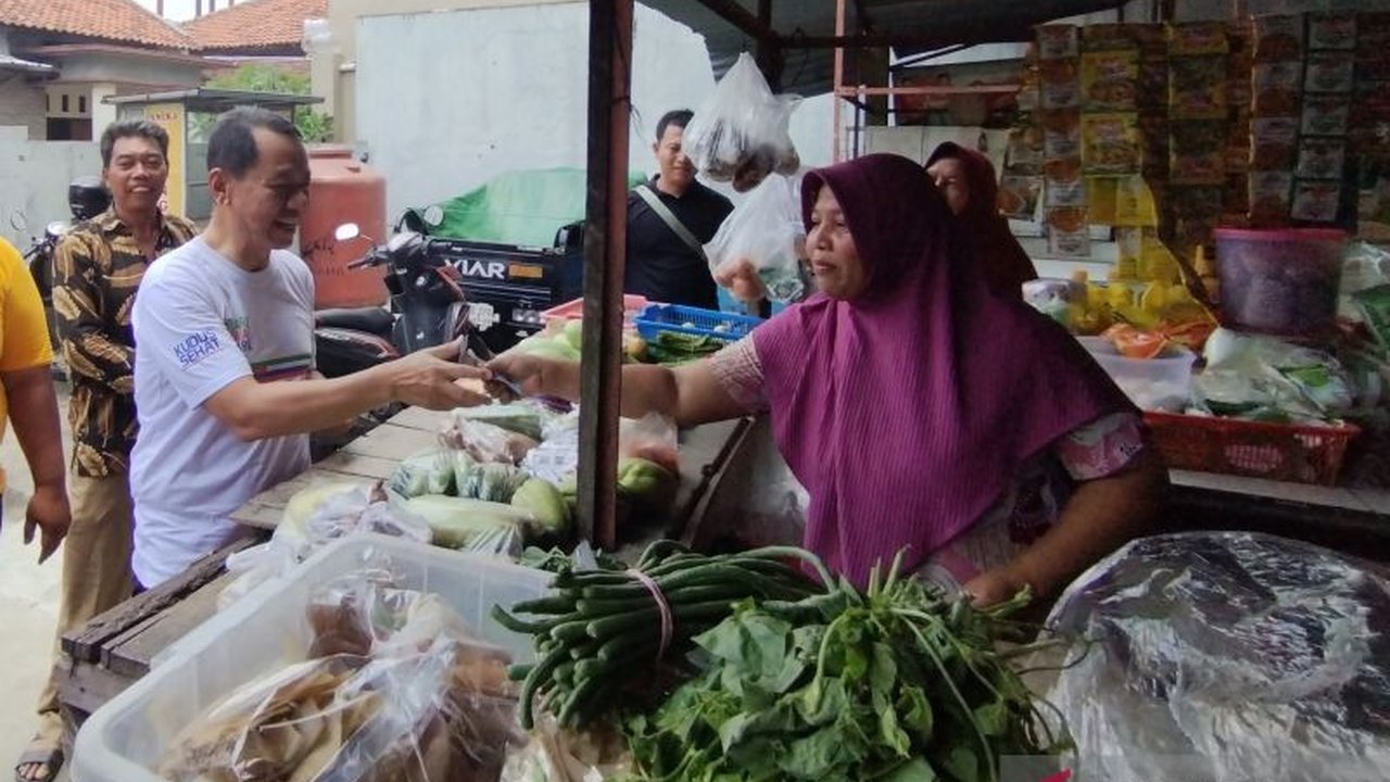 Bupati Kudus Sam'ani Intakoris menggalakkan program ASN belanja pasar tradisional dan toko kelontong, berharap dapat menggerakkan ekonomi lokal. Apakah strategi ini efektif?