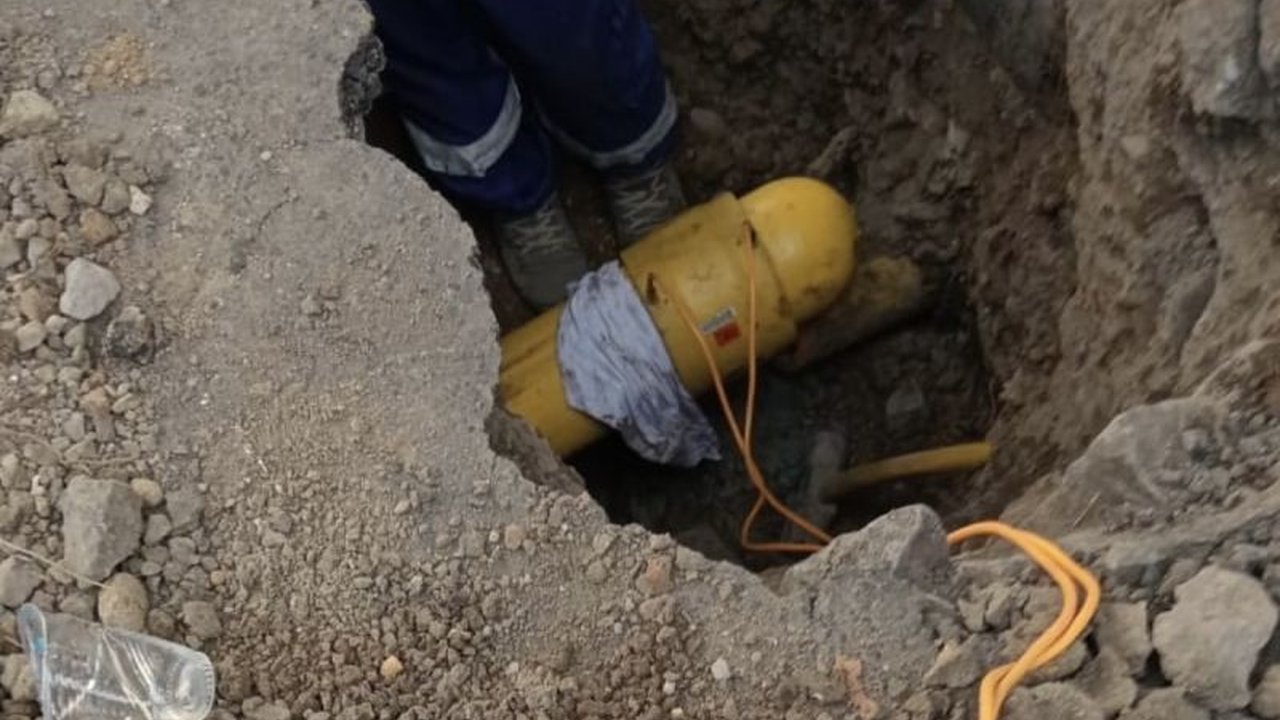 PT PGN bergerak cepat menanggapi laporan semburan air berbau gas di Sungai Rungkut Surabaya. Bagaimana langkah PGN memastikan keamanan dan pelayanan gas bumi tetap normal?
