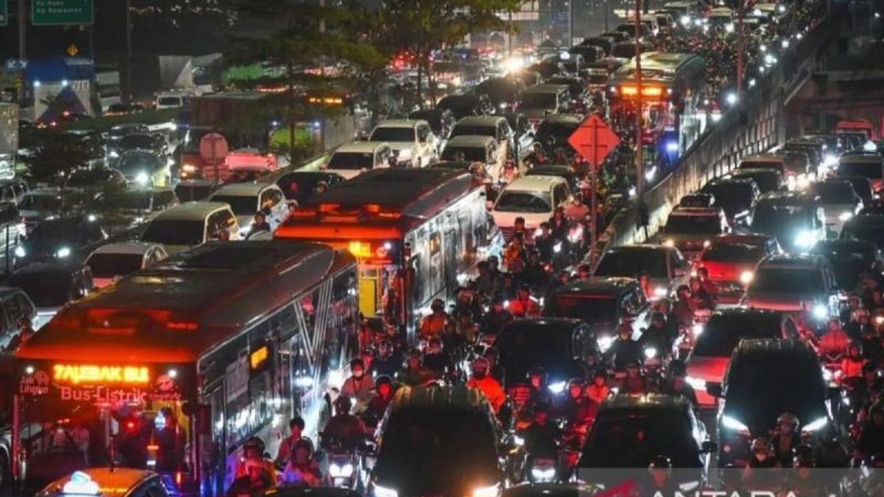 Jalan TB Simatupang kini bebas galian! Perumda Paljaya berhasil menuntaskan proyek jaringan air limbah domestik lebih cepat, jamin kelancaran lalu lintas.