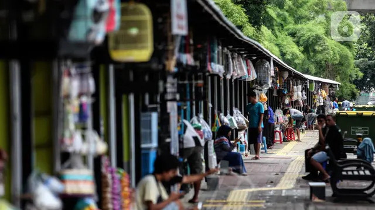 Suasana pedagang saat menunggu pembeli di pasar hewan Barito, Kebayoran Lama, Jakarta, Selasa (25/10/2022). Sebanyak 85 kios kini telah memiliki 'wajah baru' dengan tempat yang higienis, meng