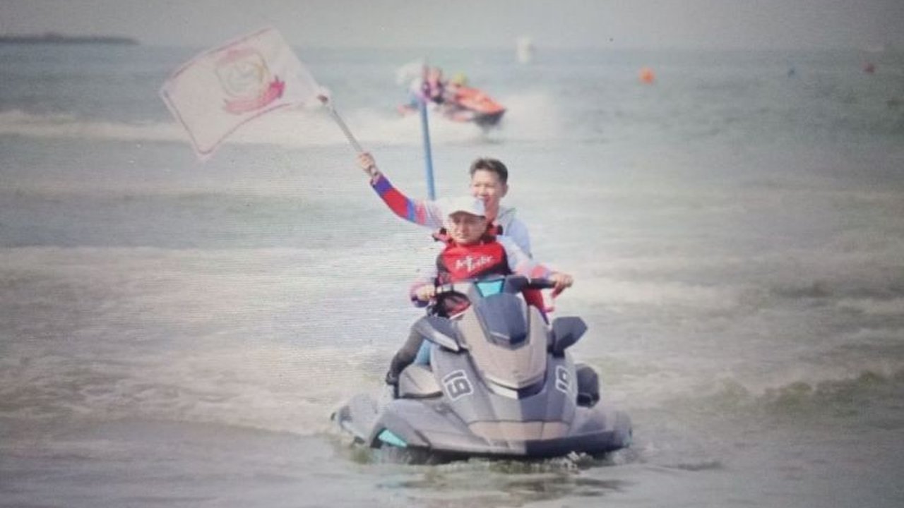 Makassar Internasional Jetski 2025 sukses menarik perhatian rider dunia dari berbagai negara, mengukuhkan posisi Makassar sebagai destinasi sport tourism yang menjanjikan.