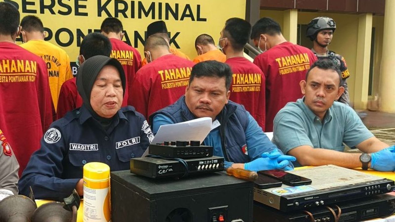 Polresta Pontianak berhasil tangani 21 kasus kejahatan, didominasi curanmor, dalam sebulan terakhir. Temukan detail penangkapan 35 tersangka dan modus operandi mereka dalam menangani Kasus Kejahatan Polresta Pontianak.