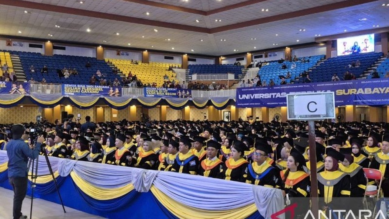 Gubernur Jatim berikan hadiah istimewa untuk wisudawan terbaik Universitas Terbuka Surabaya. Hadiah Gubernur Jatim ini berupa pilihan umrah atau beasiswa S2, mana yang akan dipilih Tuty Alawiyah?