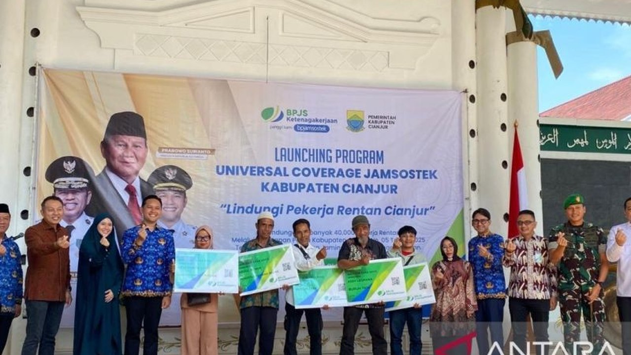 Pemerintah Kabupaten Cianjur mengalokasikan Rp2 miliar untuk program Universal Coverage, menjamin 168 ribu Pekerja Rentan Cianjur mendapat perlindungan Jamsostek. Siapa saja yang tercakup?