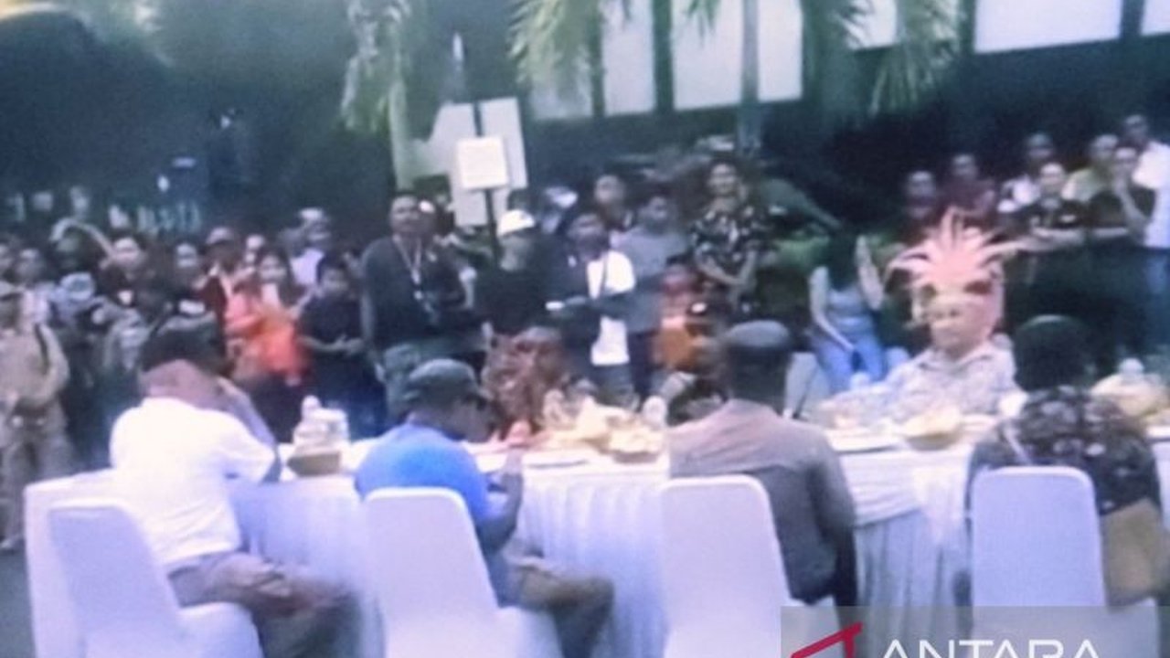 Pemerintah Kabupaten Biak Numfor sukses menggelar Pesta Adat Makan Bersama (Munara Fan Nanggi) sebagai bagian dari Festival Budaya Biak 2025 yang meriah.